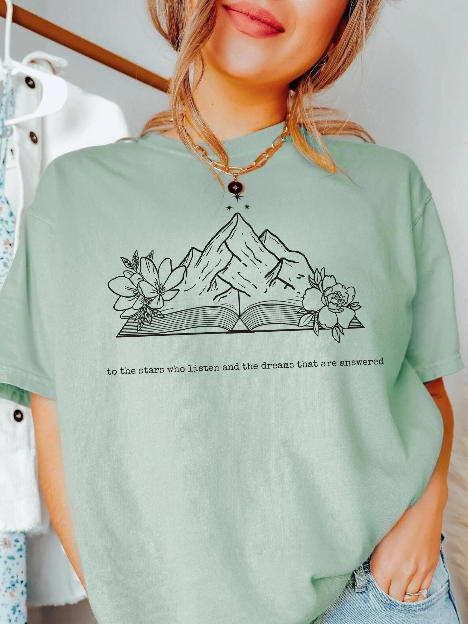 To The Stars Who Listen Shirt | ACOTAR Merch - TheLibraryCloset