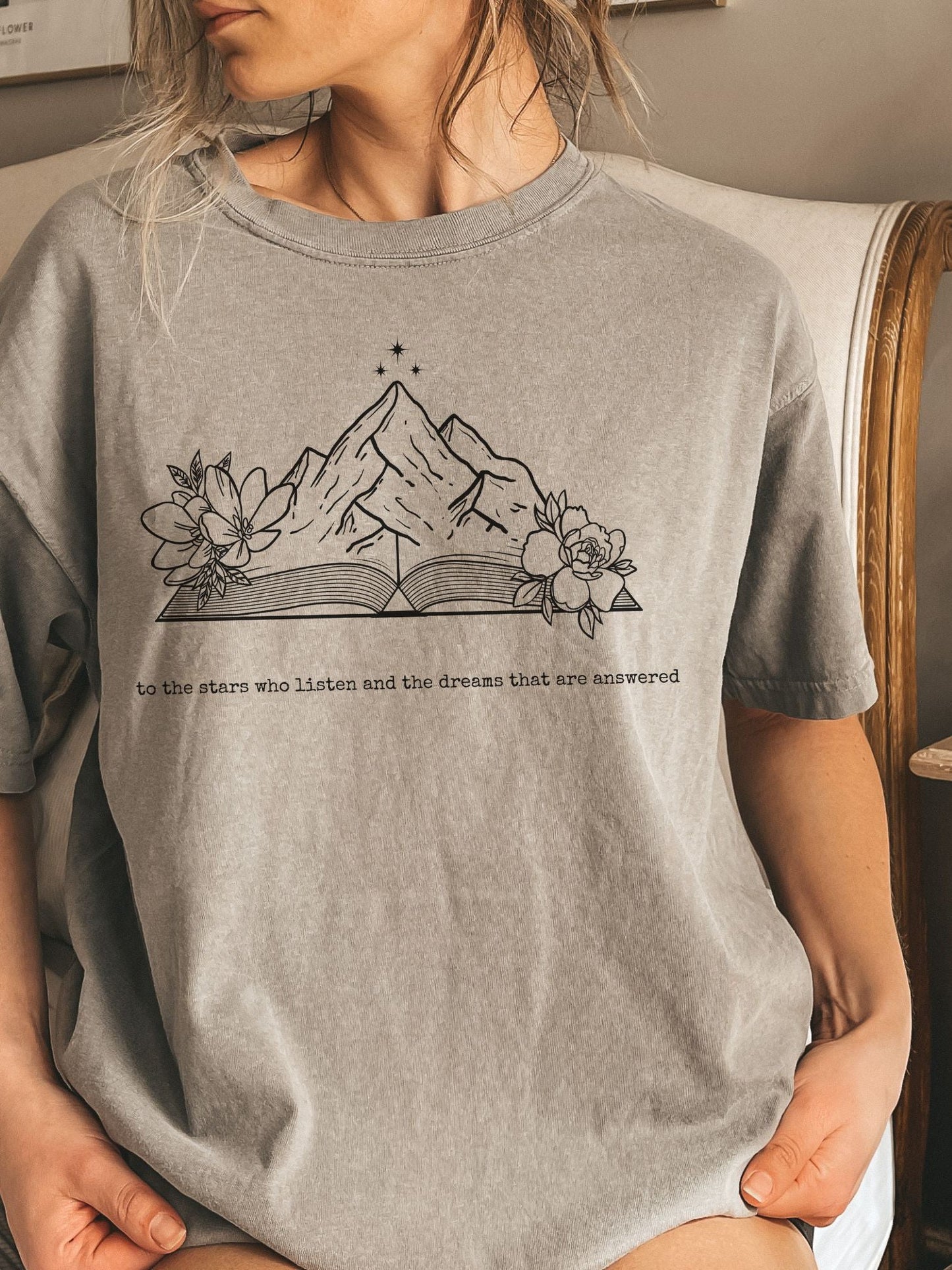 To The Stars Who Listen Shirt | ACOTAR Merch - TheLibraryCloset